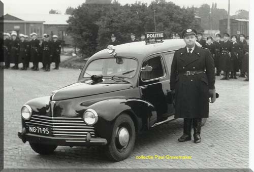 De Peugeot was de radiowagen van de vrijwilligers met de roepnaam AD 100. Hij werd bij elkaar gespaard door de 'Vereniging Amsterdamse Vrijwillige Politie' en in 1954 aan de reservisten aangeboden.